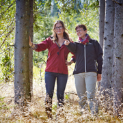 Marie Larsson-Stern på vandring i den egna skogen tillsammans med dottern Sofia. Foto: Hans Runesson