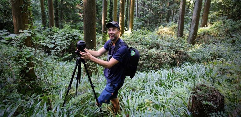 Projektansvarig Marcus Hedblom i en japansk skog. Foto Gunnar Cerwén